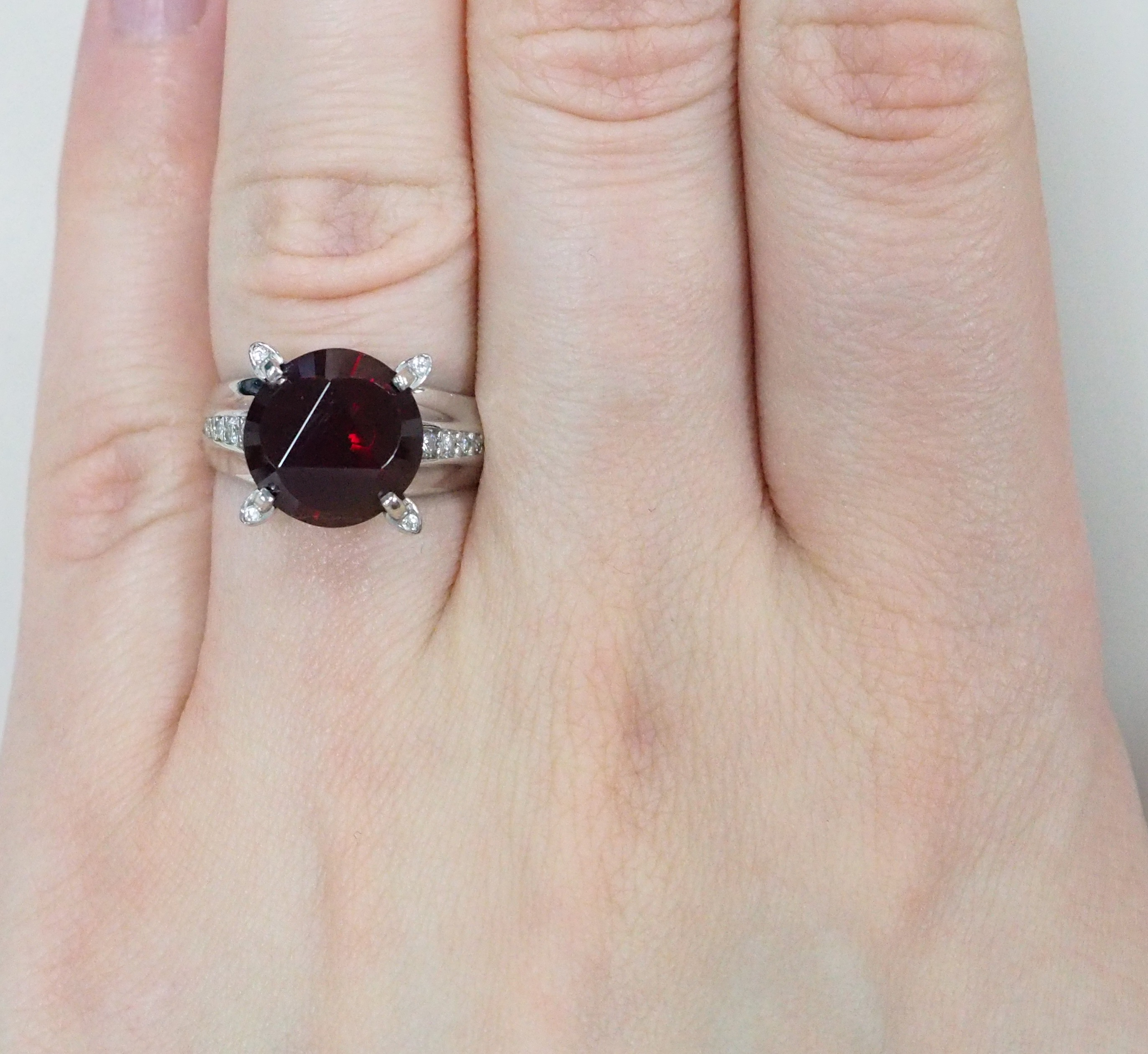 Серебряное кольцо 925 пробы; вставки 1 Гранат S; 14 Фианит бесцв.;